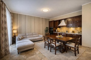 Apartamento familiar, 2 habitaciones, 2 baños, mirando al mar (Duplex Le Onde - Center & Parking) | Restauración