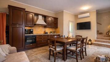 Appartamento familiare, 2 camere da letto, 2 bagni, fronte mare (Duplex Le Onde - Center & Parking) | Cucina privata