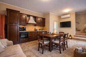 Family Apartment, Multiple Bedrooms, 2 Bathrooms, Sea Facing (Duplex Le Onde - Center & Parking) | Private kitchen | Fridge, oven, stovetop, cookware/dishes/utensils - Duplex Le Onde - Center & Parking (Ceriale)