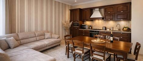 家庭公寓, 多間臥室, 2 間浴室, 面海 (Duplex Le Onde - Town Center &) | 客廳 | 21-吋智慧型電視,提供有線頻道