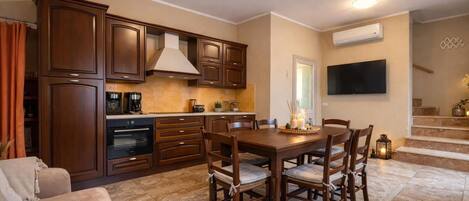 Departamento familiar, varias habitaciones, 2 baños, frente al mar (Duplex Le Onde - Town Center &) | Cocina privada | Refrigerador, horno, parrilla de estufa y utensilios de cocina