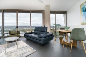 Smart TV - Stylish Top-Floor Apt with Lake and Mountain Views (Canberra)