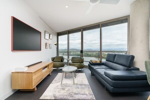 Smart TV - Stylish Top-Floor Apt with Lake and Mountain Views (Canberra)