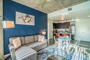 TV, offices - Modern PHX Living with Gym, Pool and Free Parking! (Phoenix)