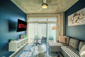 TV, offices - Near Art District with Gym, Pool and Free Parking (Phoenix)