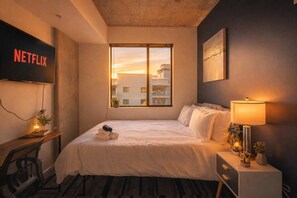 Iron/ironing board, WiFi, bed sheets - Near Art District with Gym, Pool and Free Parking (Phoenix)