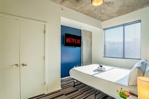 Iron/ironing board, WiFi, bed sheets - Modern PHX Living with Gym, Pool and Free Parking! (Phoenix)