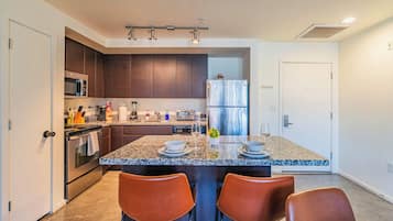 Geladeira, micro-ondas, fogão, cooktop