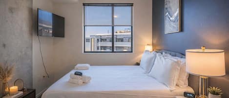 Escritorio, tabla de planchar con plancha, wifi y ropa de cama