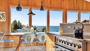 Fridge, microwave, oven, stovetop - Sea to Sky Retreat (Nehalem)
