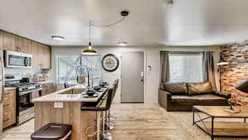 Kylskåp, mikrovågsugn, ugn och spishäll