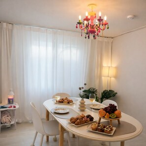 Vil·la familiar, 2 llits de matrimoni, aire condicionat | Servei de restauració