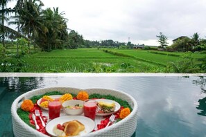 Villa, Balcony, Courtyard View | Tempat makan luar
