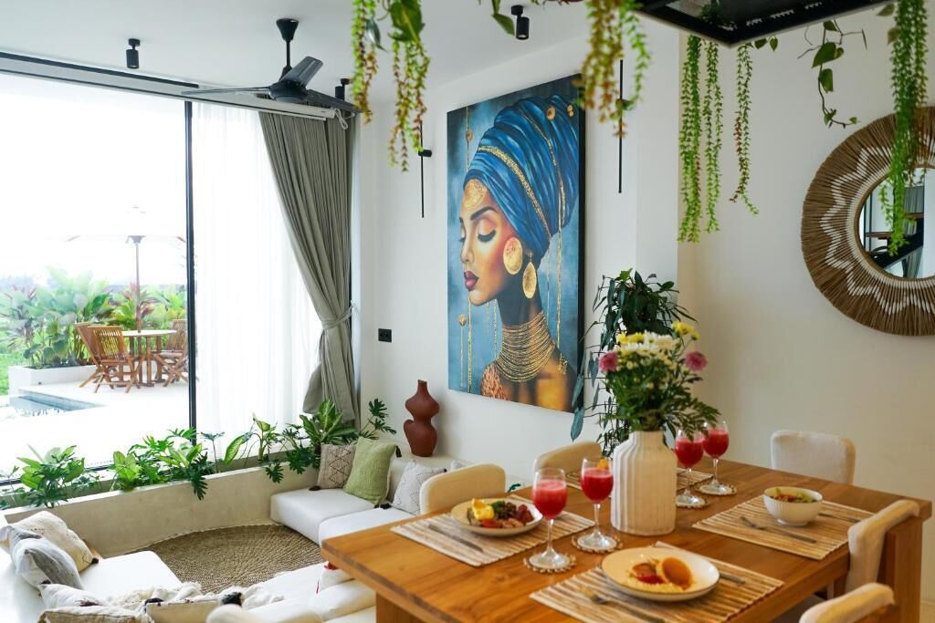 Villa, balcón, vistas al patio | Restauración