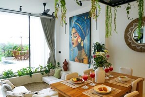 Villa, balcón, vistas al patio | Restauración