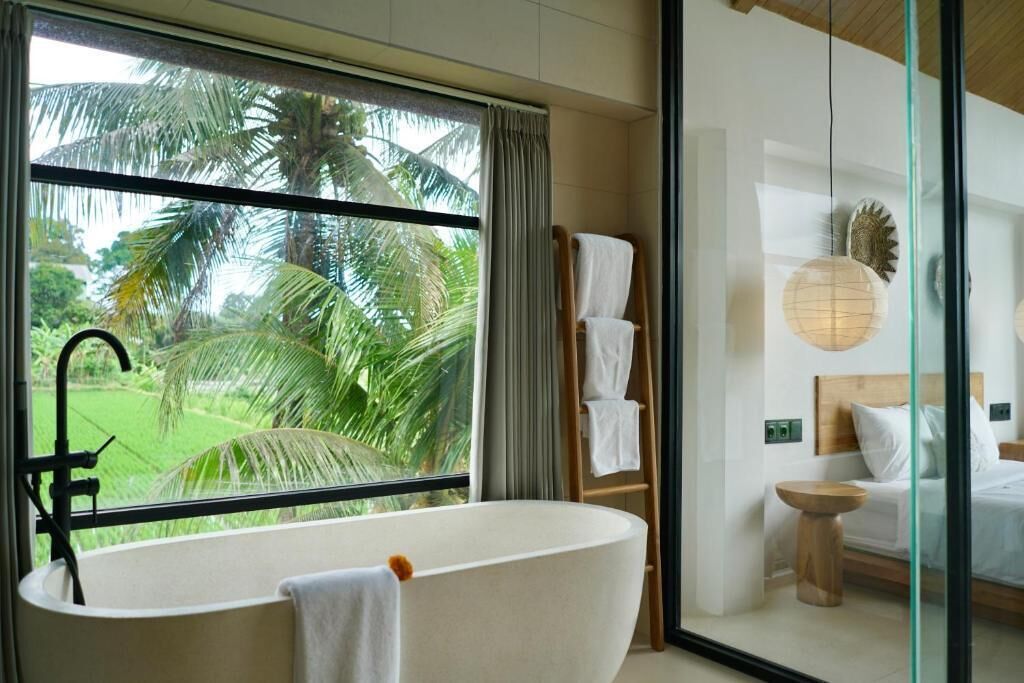 Tab mandi, kelengkapan dandanan diri percuma, tuala disediakan, sabun 