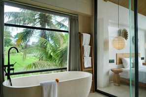 Tab mandi, kelengkapan dandanan diri percuma, tuala disediakan, sabun