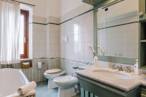 Douche, sèche-cheveux, bidet