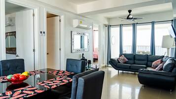 Deluxe Apartment, Beach View | Interior