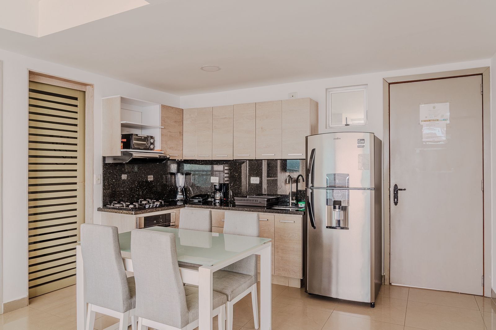 Apartemen Deluks, pemandangan pantai | Dapur pribadi | Lemari es, microwave, oven, dan kompor