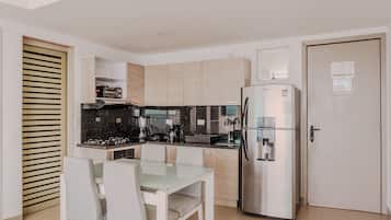 Apartemen Deluks, pemandangan pantai | Dapur pribadi | Lemari es, microwave, oven, dan kompor
