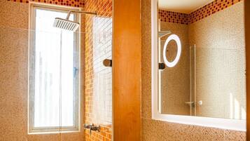 Deluxe Apartment, Beach View | Bathroom | Shower