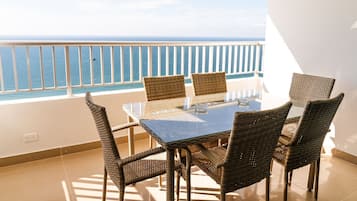 Apartamento Deluxe, vistas a la playa | Restaurante al aire libre