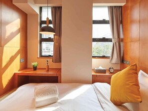 Comfort Studio Suite, City View | Peti besi dalam bilik, meja, ruang kerja komputer riba, Wi-fi percuma 