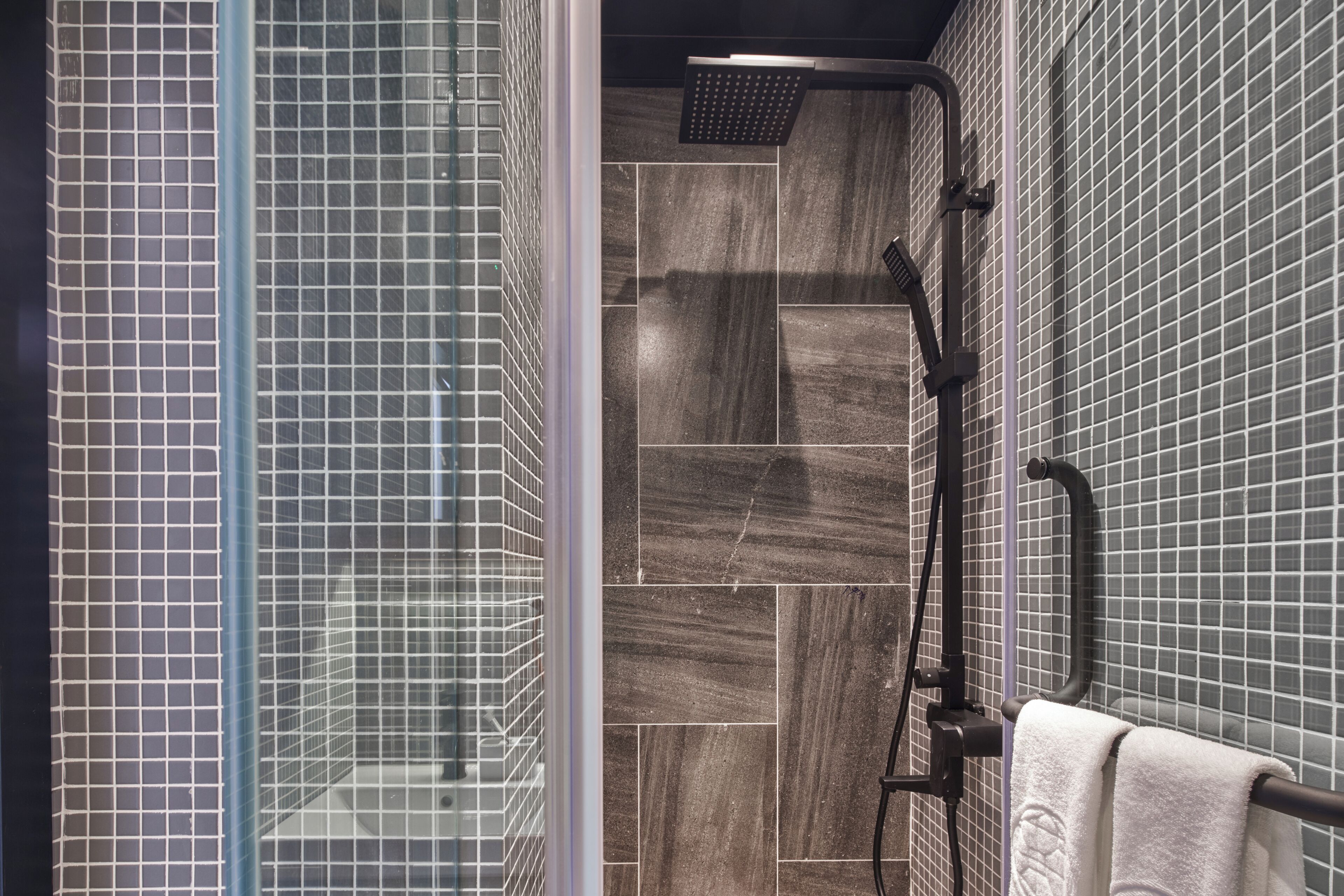 Studiosvit Comfort - utsikt mot staden | Badrum | Handdukar, tvål, schampo och toalettpapper