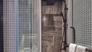 Single Executive | Bathroom | Towels, soap, shampoo, toilet paper