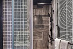 Studiosuite – comfort, byutsikt | Bad | Håndklær, såpe, sjampo og toalettpapir