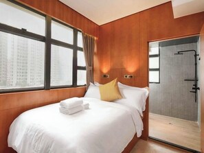 Studiosvit Comfort - utsikt mot staden | Värdeförvaringsskåp på rummet, skrivbord och arbetsyta för laptop