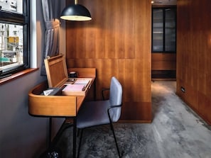 Comfort Studio Suite, City View | Peti besi dalam bilik, meja, ruang kerja komputer riba, Wi-fi percuma 