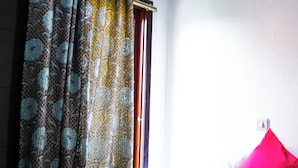 Deluxe Double Room, Balcony | Desk, free WiFi, bed sheets - Roomshala Hotel In Jangpura (New Delhi)