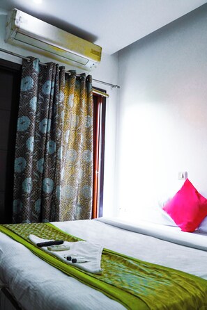 Deluxe Double Room, Balcony | Desk, free WiFi - Roomshala Hotel In Jangpura (New Delhi)