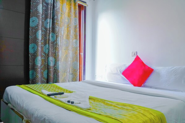 Deluxe Double Room, Balcony | Desk, free WiFi - Roomshala Hotel In Jangpura (New Delhi)