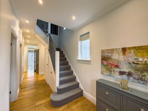 Interior - Luxury 4-Bedrooms • Sleeps 10 • 20-Min to City! (Ilford)