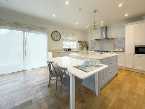Private kitchen - Luxury 4-Bedrooms • Sleeps 10 • 20-Min to City! (Ilford)