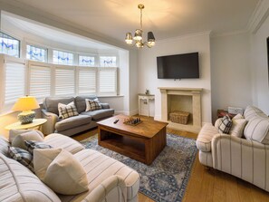 Living area - Luxury 4-Bedrooms • Sleeps 10 • 20-Min to City! (Ilford)