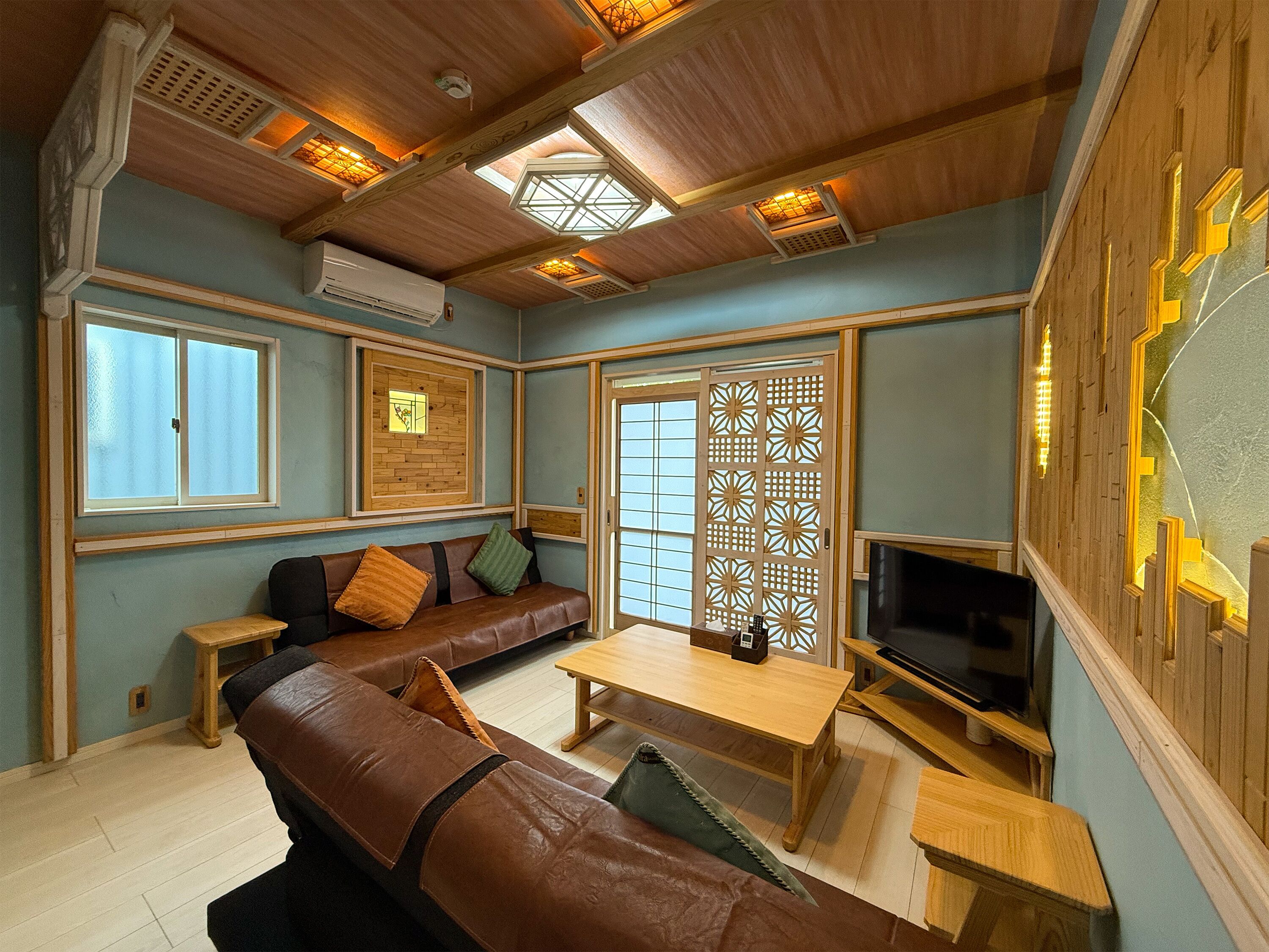 Standard Quadruple Room, Mountain View | Living area