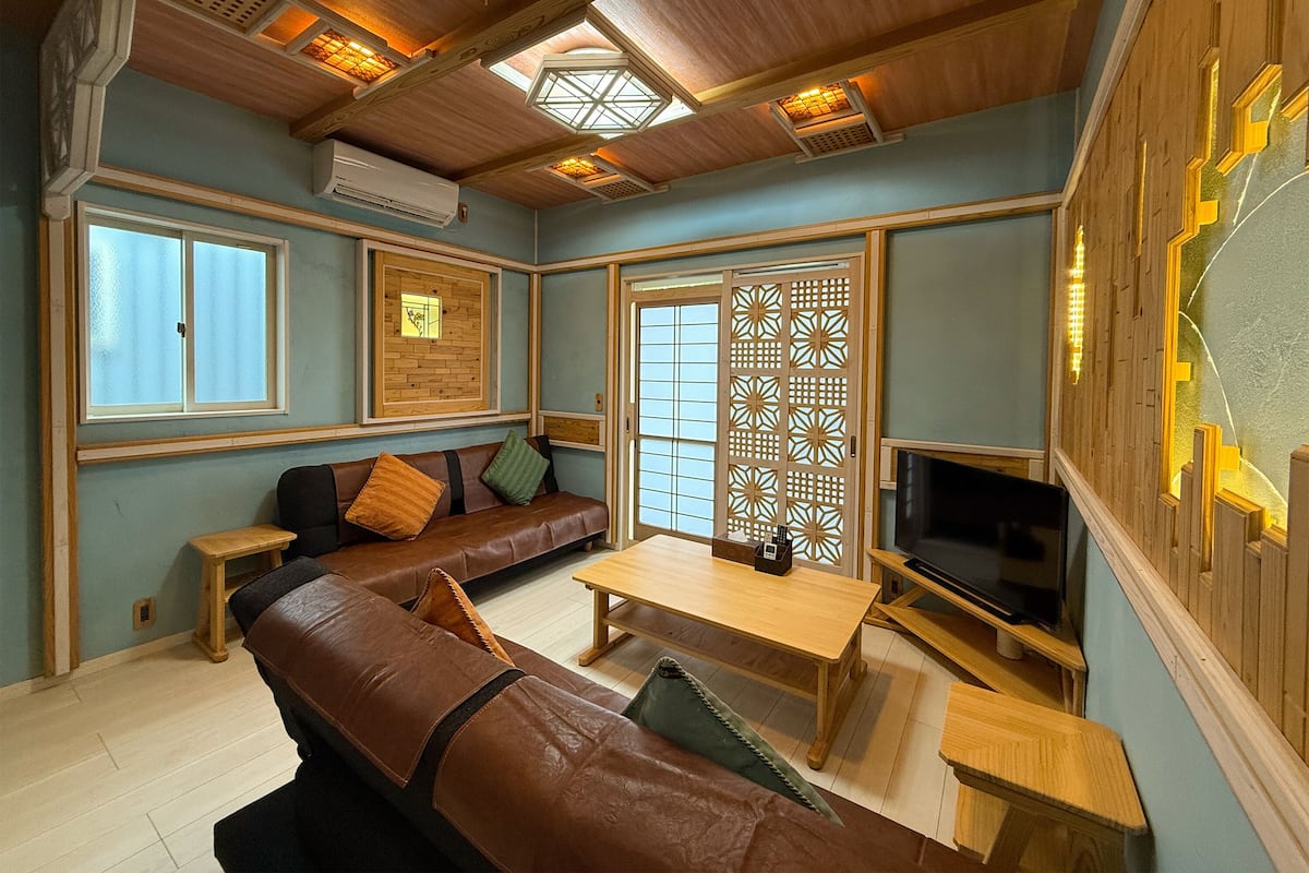 Standard Quadruple Room, Mountain View | Living area