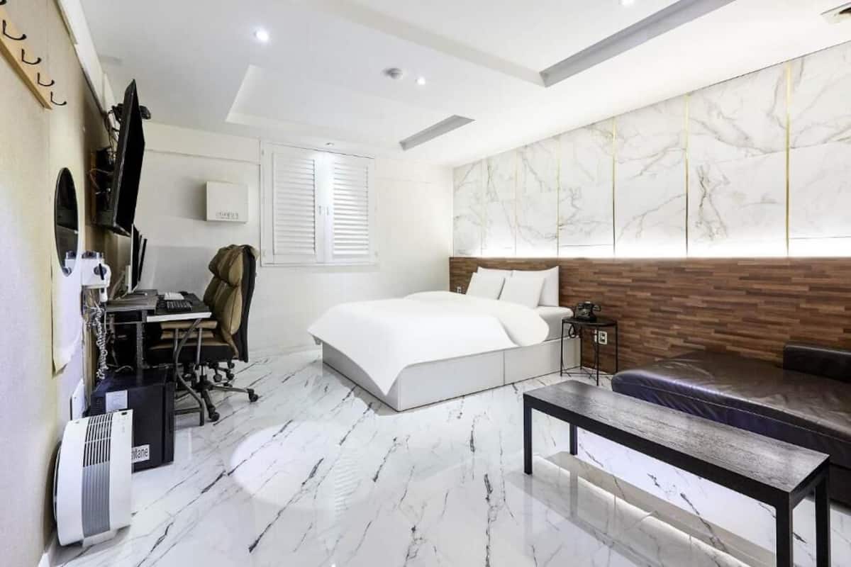 Double Room | Desk, laptop workspace, free WiFi