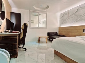 Desk, laptop workspace, free WiFi - SHOTEL (Bucheon)