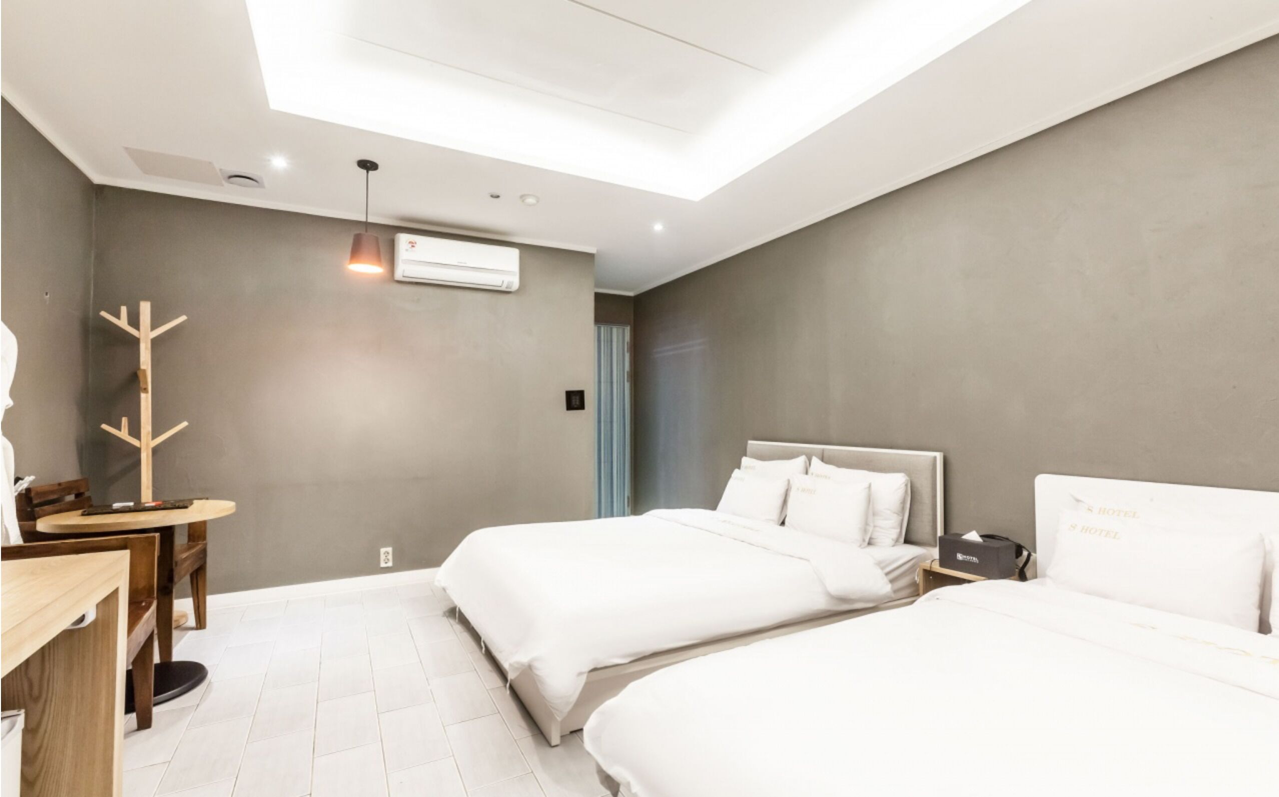 مكتب ومساحة عمل للكمبيوتر المحمول وواي فاي مجانًا