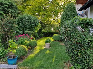 A well-maintained garden with a variety of plants and a neatly trimmed lawn. - Modern, well-maintained, and cozy vacation apartment in Donaustauf near Regensburg, 3.5 bedrooms (Donaustauf)