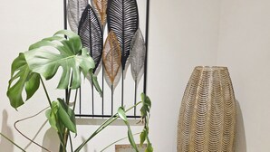 A wooden desk with a potted plant, decorative leaves, a woven vase, and a sign with German text. - Modern, well-kept and cozy vacation apartment in Donaustauf near Regensburg 3 bedrooms (Donaustauf)