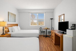 Escritorio, tabla de planchar con plancha, wifi gratis y ropa de cama 