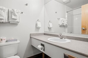 Haartrockner, Handtücher, Seife, Shampoo