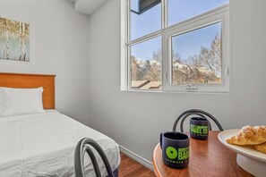 1 bedroom, desk, iron/ironing board, free WiFi - Comfy Rockies Retreat for 4 Canmore DT near Banff! (Canmore)