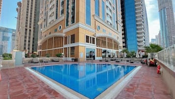 Hồ bơi ngoài trời